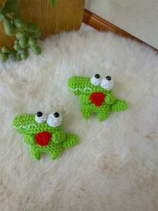 Crochet Decoration: Crocodile Key Charm Holding a Heart