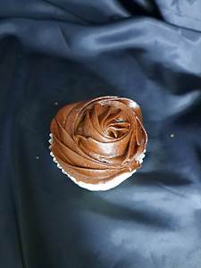 Cupcakes: Banana Cupcake w/ Chocolate Frosting