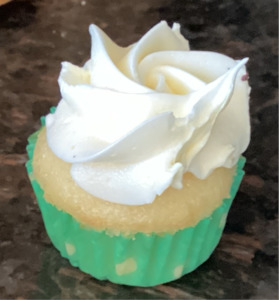 Cupcakes: Mini Vanilla Cupcake w/ Buttercream
