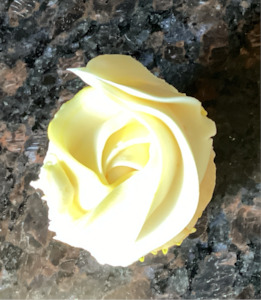 Cupcakes: Mini Lemon Cupcake w/ Vanilla Buttercream
