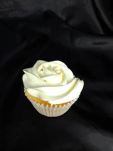 Cupcakes: Vanilla Cupcake w/ Buttercream