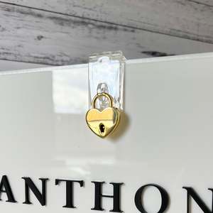 Wishing Well Guest Books: Wishing Well Latch and Lock