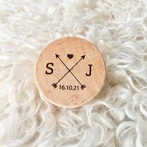 Initials with arrows ring box