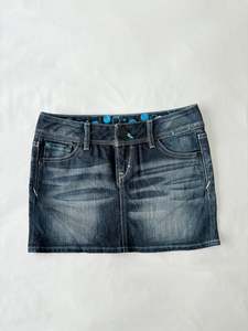 00’s Levi’s denim mini skirt | Size 8