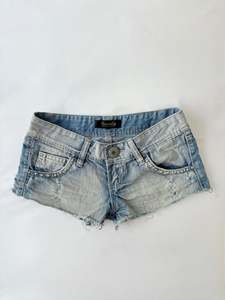 Staff Picks: 00’s Studded low rise shorts | Size 8