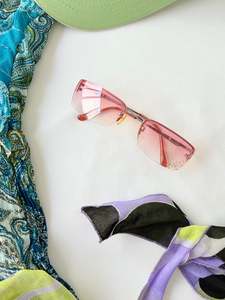 Accessories: 00’s Ombré pink glasses
