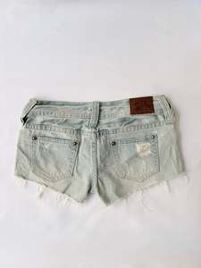 00’s Low rise denim light wash shorts | Size 8