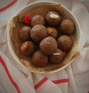 Products: Flax Seeds Balls (Alsi Pinni) - Premium Indian Sweets - Made to order