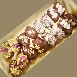 Chocolate Stuffed Dates Gift Box – 16pcs