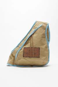 SLING BACKPACK IN BEIGE/BLUE, SS24