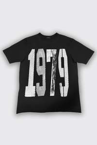 1979 TEE IN BLACK/WHITE, SS26