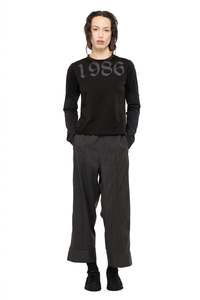 BASE LONG SLEEVE IN GUNMETAL ORIGIN STENCIL, AW26