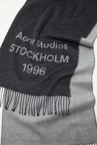 Womens Knitwear: WIDE LOGO SCARF IN BLACK/WHITE, SS26