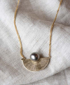 Bespoke Gallery: Bespoke 162 - 18k Yellow Gold, Pearl